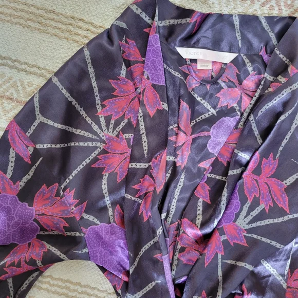 Victoria's Secret silky robe - Picture 5 of 5